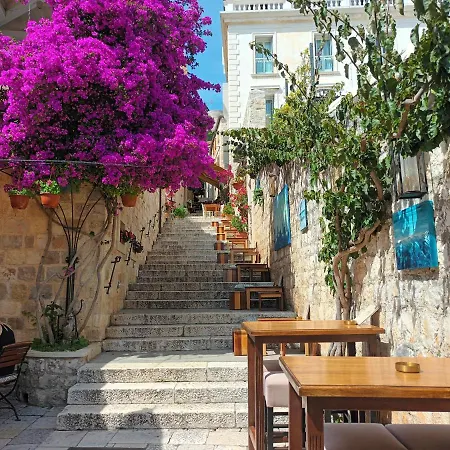 Lejlighed Jesliving Hvar - Elegant 2 Bedroom Near The Sea In Historic Center Of Hvar Town