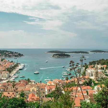 Jesliving Hvar - Elegant 2 Bedroom Apartment Near The Sea In Historic Center Of Hvar Town